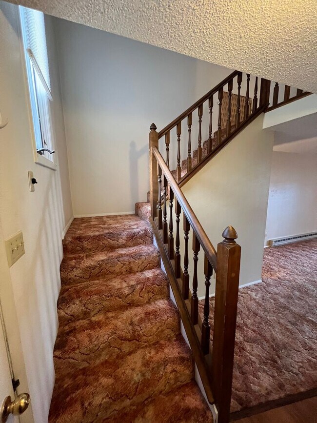 Building Photo - 3 Bedroom, 1.5 Bath Townhome W/ Attached S...