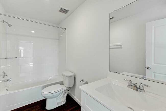 Building Photo - 25821 Hedgerow Dr