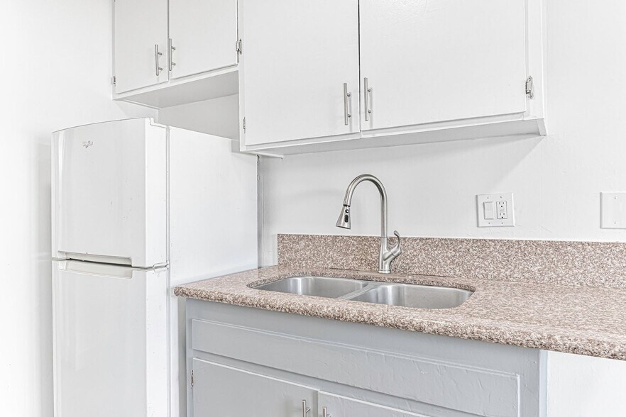 Building Photo - 210 E 29th St