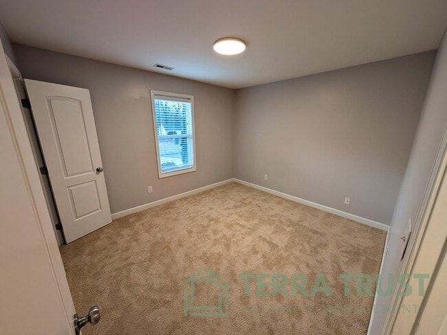 Building Photo - 806 Grace Ave