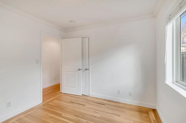 Building Photo - 123 Dunsmuir Way