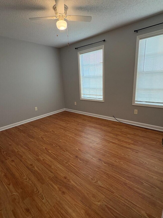 Building Photo - 922 Fairwood Lakes Dr