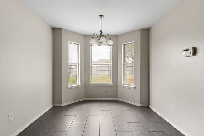 Building Photo - 5512 Golden Dr