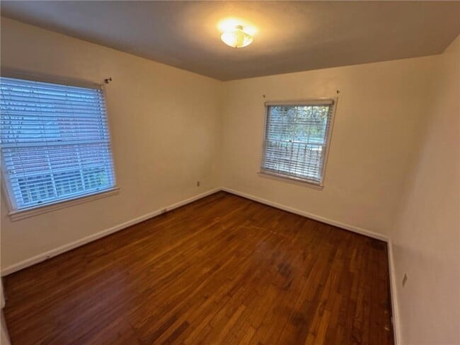 Building Photo - 35 E Chadwick Dr