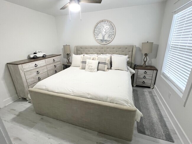 Building Photo - 7813 N Lagoon Dr