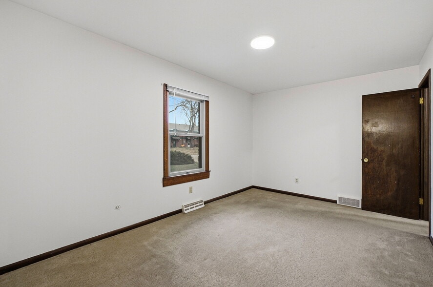 Building Photo - 4554 Sandringham Dr