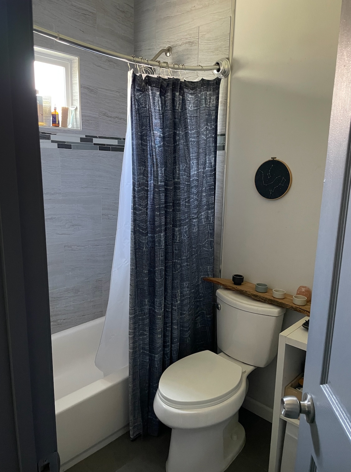 Bath / Full Shower - 4540 Huntington Dr N