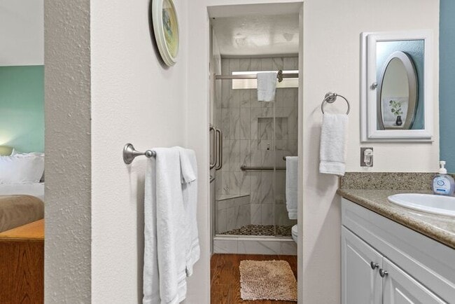 Building Photo - Sweeping Views! Rare and Peaceful 5-home e...