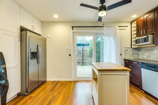 Building Photo - 7409 Shadow Hill Dr