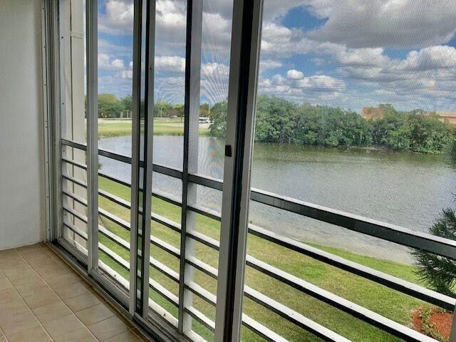 Building Photo - 3063 Ainslie Dr