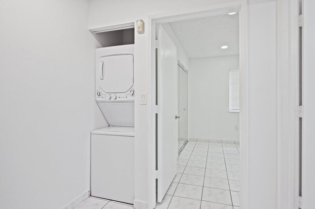 Building Photo - Newly Renovated 2 bed and 3 bath Townhome ...