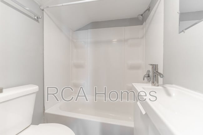 Building Photo - 1011 E Legrande Ave