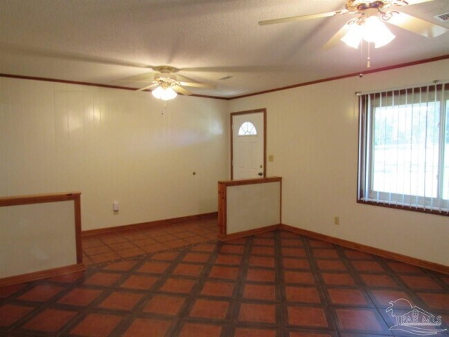 Building Photo - 6112 Hwy 95A N