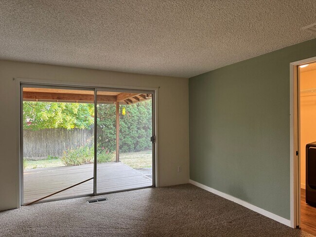 Building Photo - 1440 NW Meadowgreen Pl