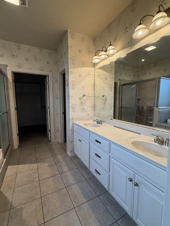 Building Photo - 4-bedroom property in a fantastic North Edmond