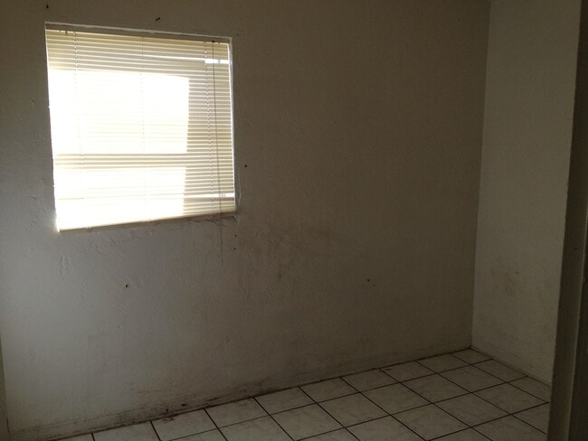 Building Photo - Large 4-2 house with impact windows