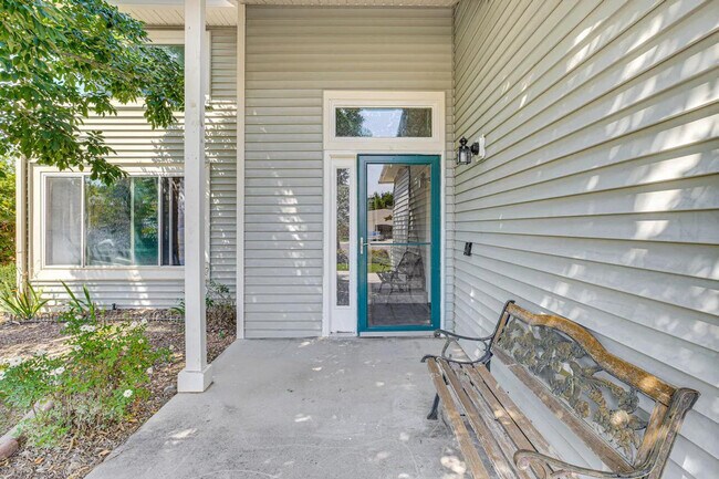 Building Photo - 367 N Lake Ct