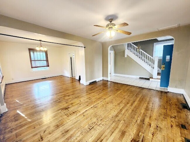 Building Photo - 305 Lyndhurst St