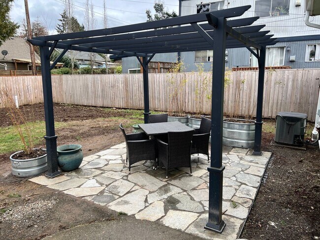 Building Photo - Newly Renovated 3 bed 2 bath With Huge Bac...