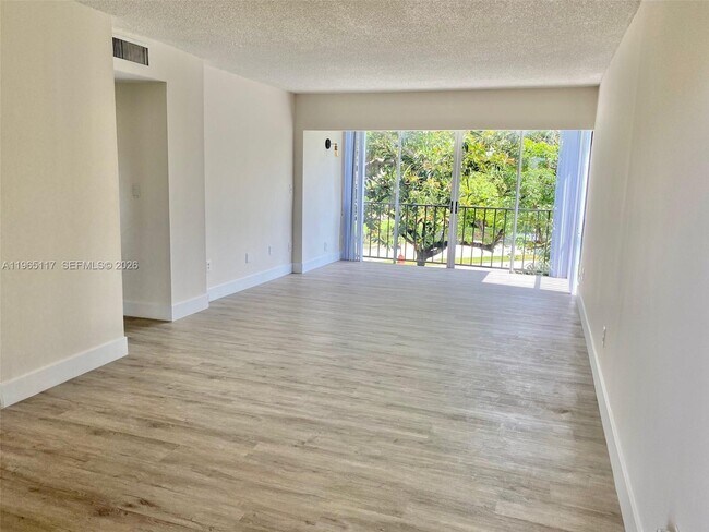 Building Photo - 8897 Fontainebleau Blvd