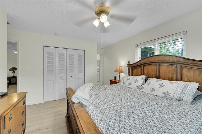 Building Photo - 4540 SW 26th Terrace