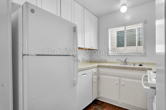 Building Photo - 325 Rosemont St