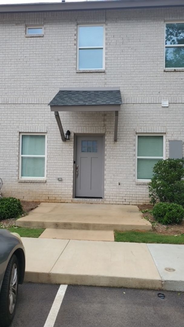 Building Photo - College Oaks A101