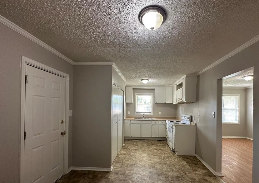 Building Photo - 136 Melba Ave SW