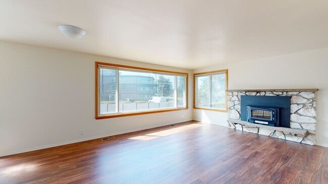 Building Photo - Location, Location, Location! - Four Bedroom house located minutes from Des Moines Waterfront