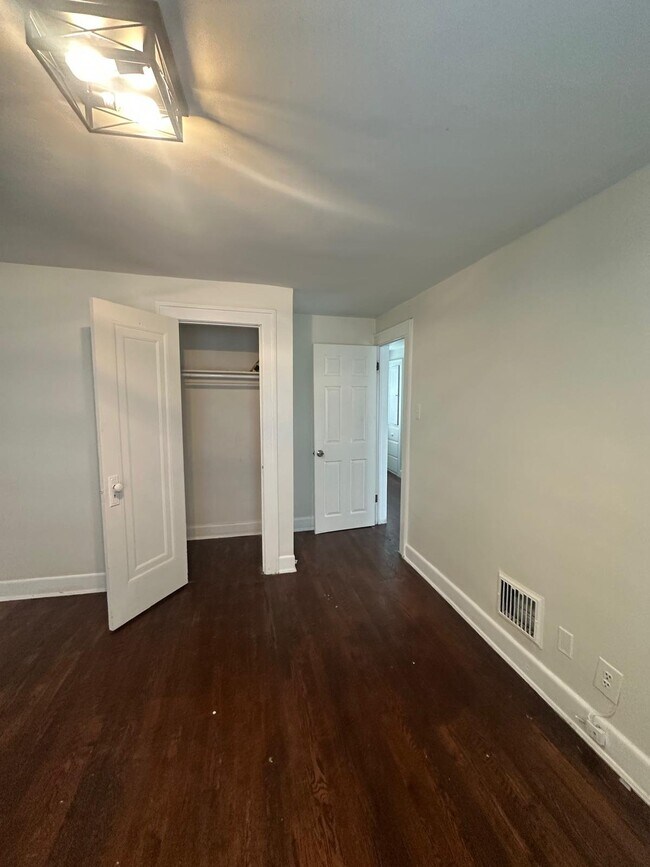 Building Photo - 4733 Lakepointe St