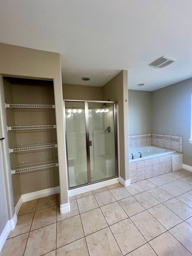 Building Photo - Beautiful 3 Bedroom in Private Community! HALF OFF FIRST MONTHS RENT!