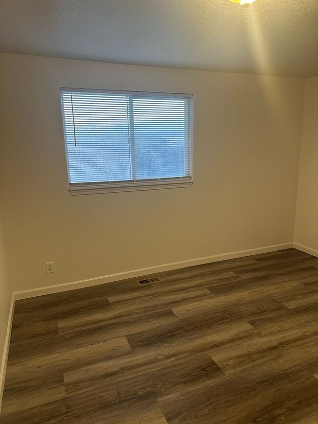 Building Photo - Fully Remodeled Home, Move In Ready! Pet c...