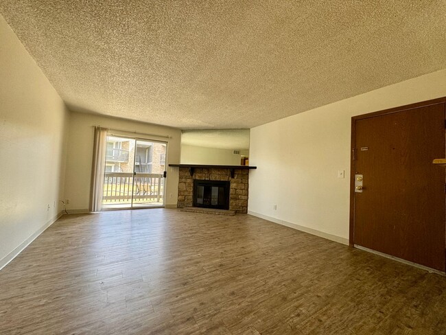 Building Photo - 1 Bed 1 Bath Aurora Condo Located Near Che...