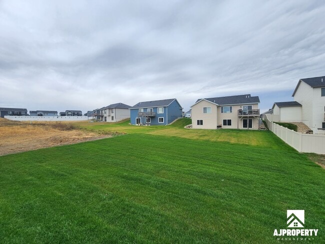 Building Photo - 300 S Willow Spring Dr