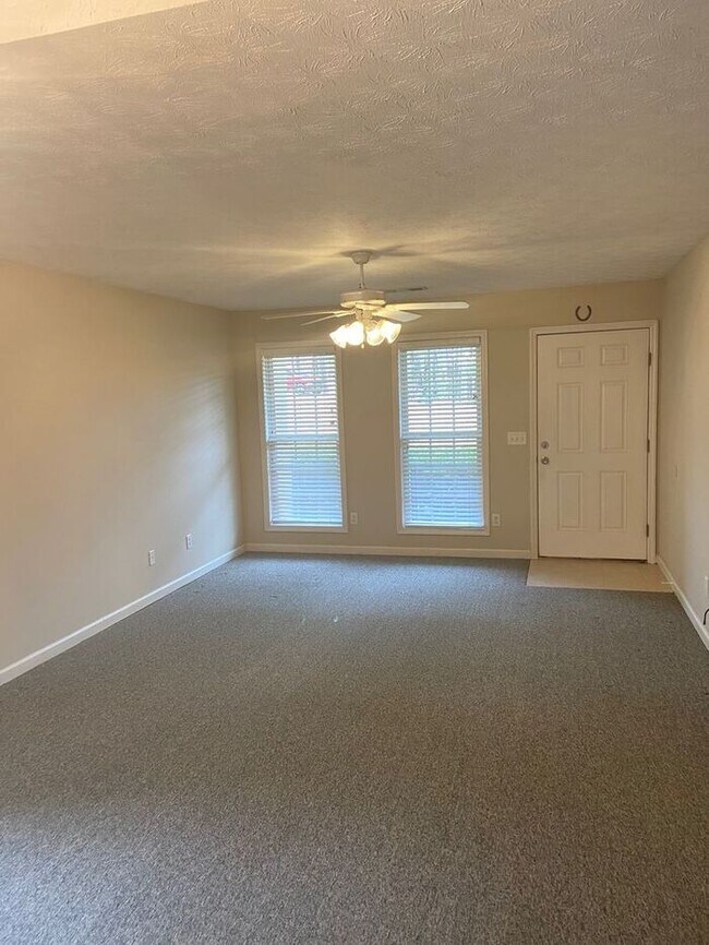 Building Photo - Located in Hamilton!