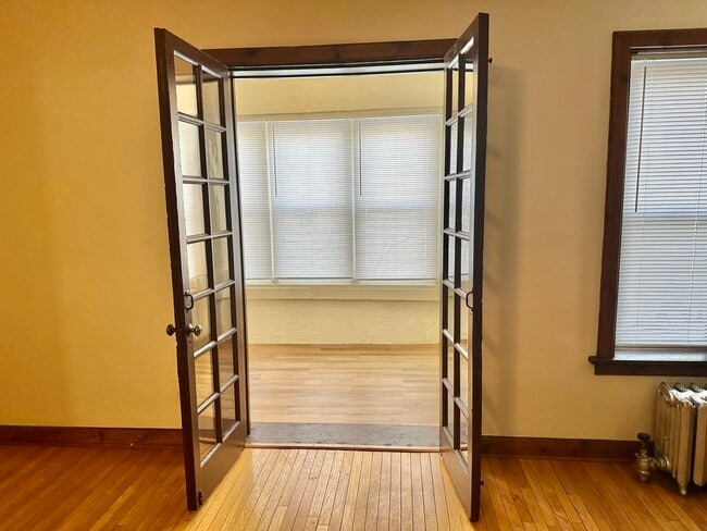 Building Photo - 857 W Lawrence Ave