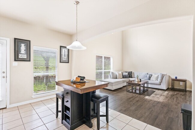 Building Photo - Charming Home Awaits: Spacious & Modern Living in a Prime Location
