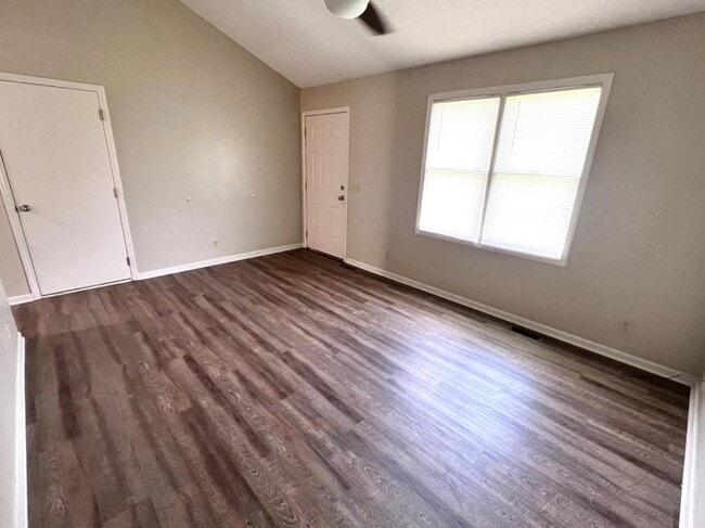 Building Photo - 114 Persimmon Dr