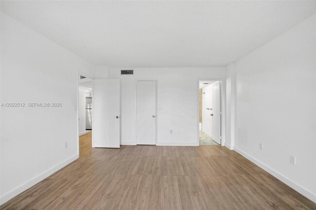 Building Photo - 4174 Inverrary Dr