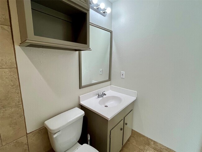 Building Photo - 1042 W Village Ct