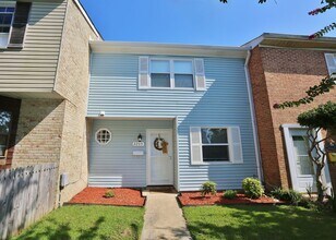 Building Photo - Amazing 2 Bedroom Townhome in Washington Square! Available 03-06-26! All Appliances Convey!