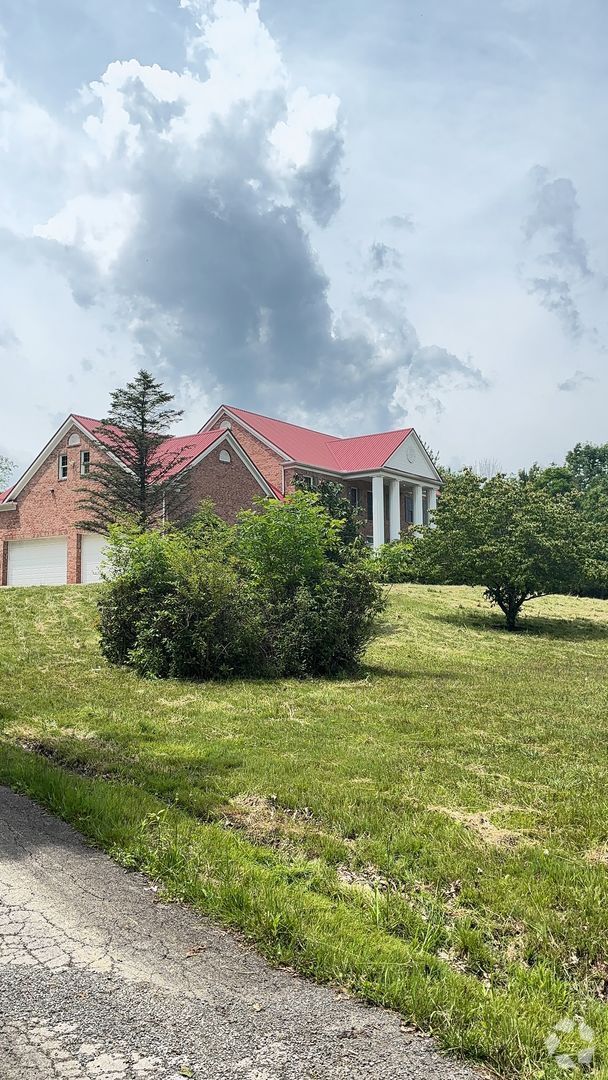 Building Photo - Magnificent 5-Bedroom Private Estate in Bu...