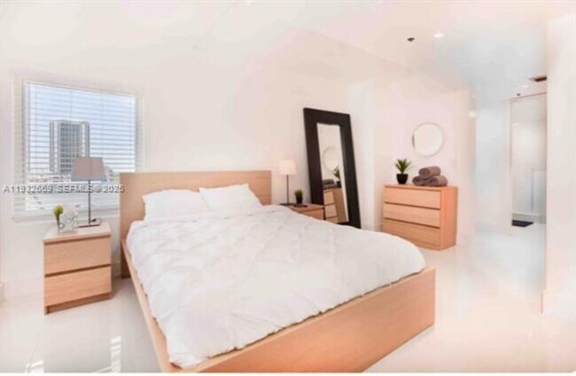 Building Photo - 1717 N Bayshore Dr