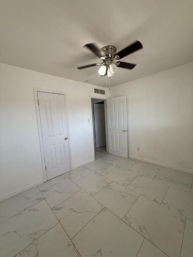 Building Photo - 5725 Wren Ave