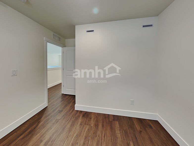 Building Photo - 936 Moorside Ave