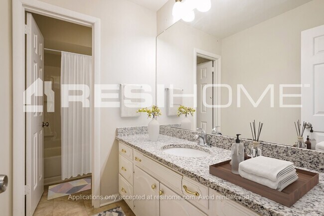 Building Photo - 428 Raintree Dr