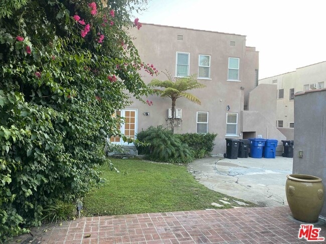 Building Photo - 994 Stearns Dr