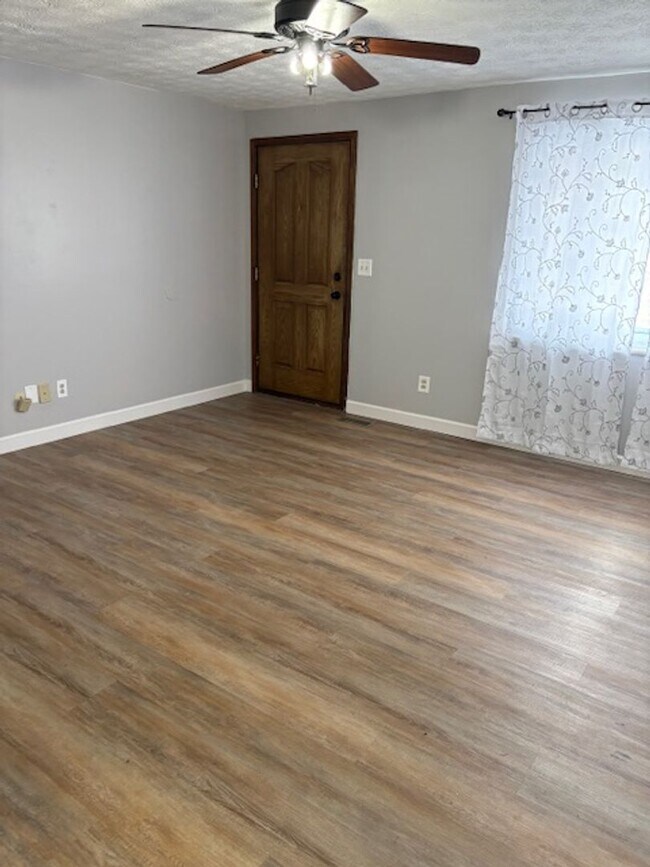 Building Photo - 3 Bedroom, 1 1/2 Bath Home in Huber Heights