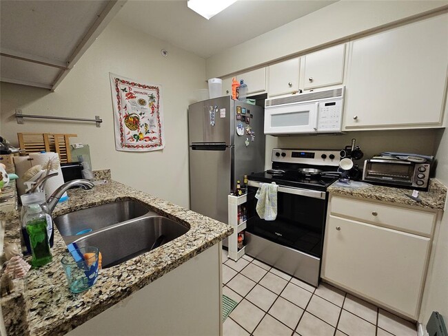 Building Photo - 501 W 26th St