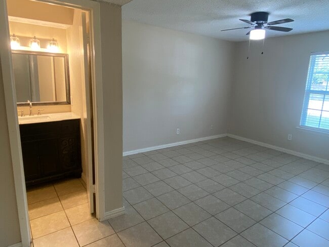 Building Photo - 3024 Tudor Ln
